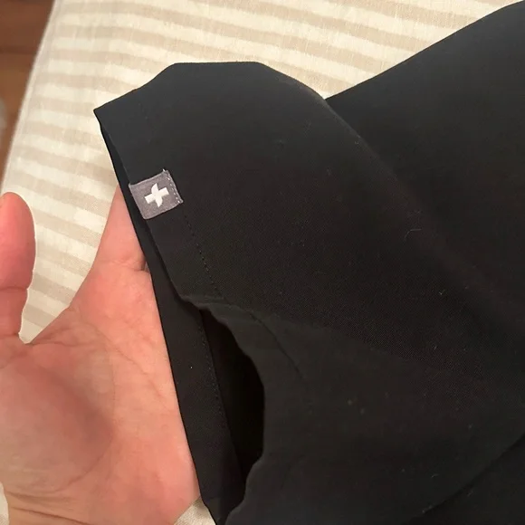 2 PIECE SET Figs Black Short Sleeve V-Neck Tee and Jogger - Picture 3 of 8